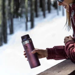 Thermosbeker Stanley The Trigger Action Travel Mug Wine 0,47L -Bo-Camp Shop 11 Stanley20 20The20Trigger Action20Travel20Mug20 20Lifestyle20Images20 209