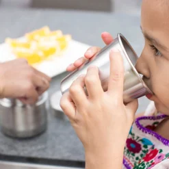 Drinkbeker Klean Kanteen Brushed Stainless 295 Ml (4-Delig) -Bo-Camp Shop KSSC10 RT Girl Snack 10oz cup lifestyle 1024x